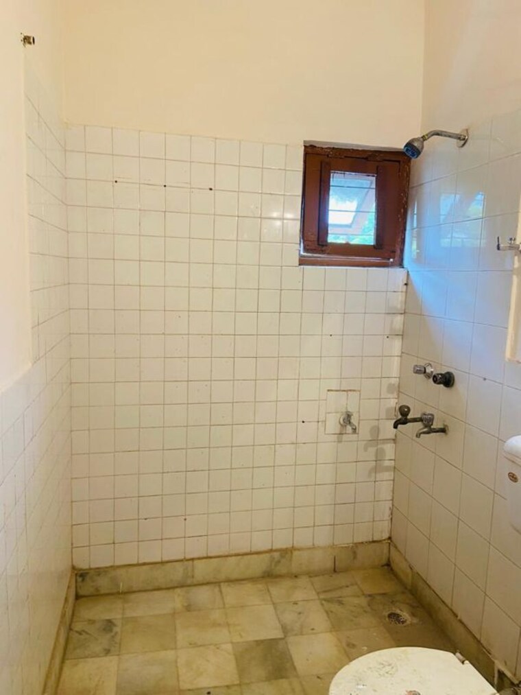 Bathroom, arun-vihar-sector-37 3 Bedroom 1200 Sq.Ft. Apartment In Sector 37 Noida 10722193