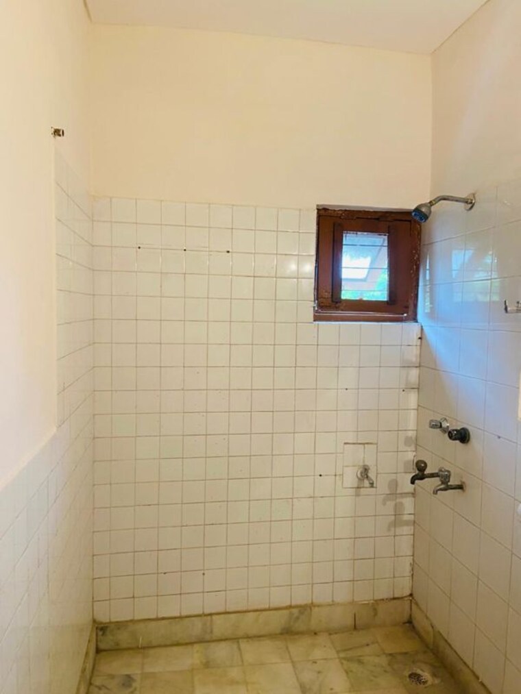 Bathroom, arun-vihar-sector-37 3 Bedroom 1200 Sq.Ft. Apartment In Sector 37 Noida 10722193