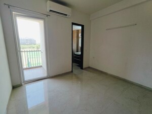 Room in 3 BHK Apartment at Smart World Orchard, Sector 61 – for Rent