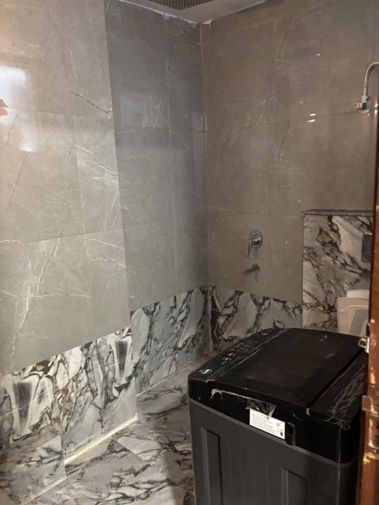 Bathroom, dwarka mor 3 Bedroom 130 Sq.Yd. Builder Floor In Dwarka Mor Delhi 10722387
