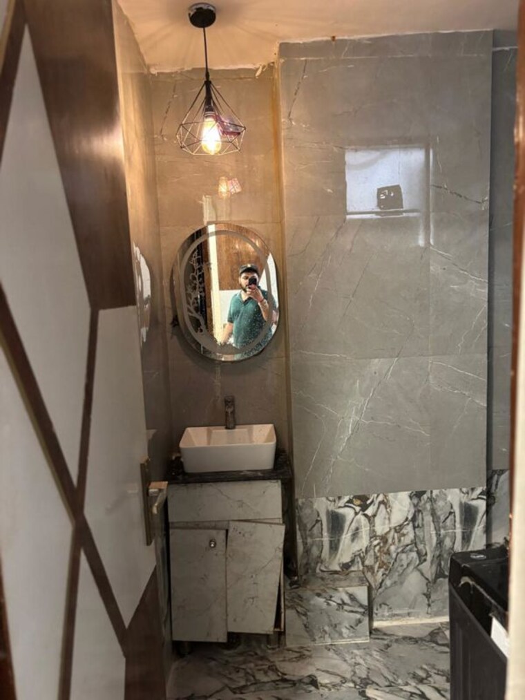 Bathroom, dwarka mor 3 Bedroom 130 Sq.Yd. Builder Floor In Dwarka Mor Delhi 10722387