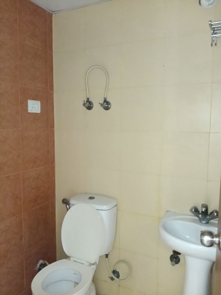 Bathroom, mahagun-my-woods 3 Bedroom 1545 Sq.Ft. Apartment In Sector 16c Greater Noida Greater Noida 10722407