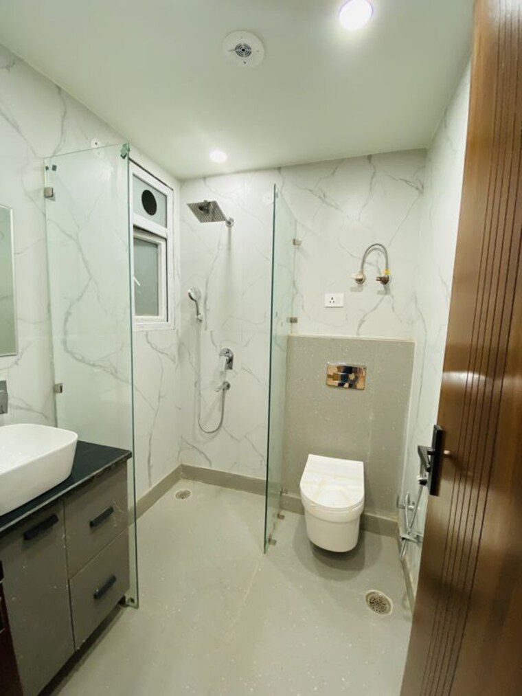Bathroom, uttam nagar west 3 Bedroom 110 Sq.Yd. Builder Floor In Uttam Nagar West Delhi 10722461