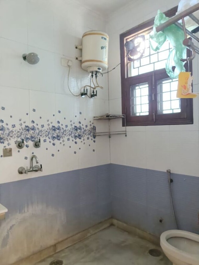 Bathroom, sukhdev vihar 3 Bedroom 270 Sq.Ft. Builder Floor In Sukhdev Vihar Delhi 10722489