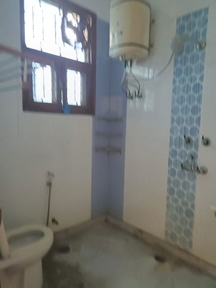 Bathroom, sukhdev vihar 3 Bedroom 270 Sq.Ft. Builder Floor In Sukhdev Vihar Delhi 10722489