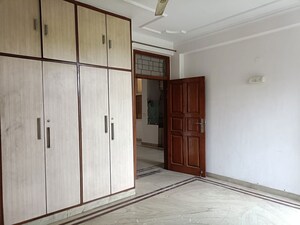 Room in 3 BHK Builder Floor at Sukhdev Vihar – for Rent