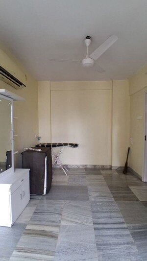 Room in 2 BHK Apartment at Raheja Township, Malad East – for Rent