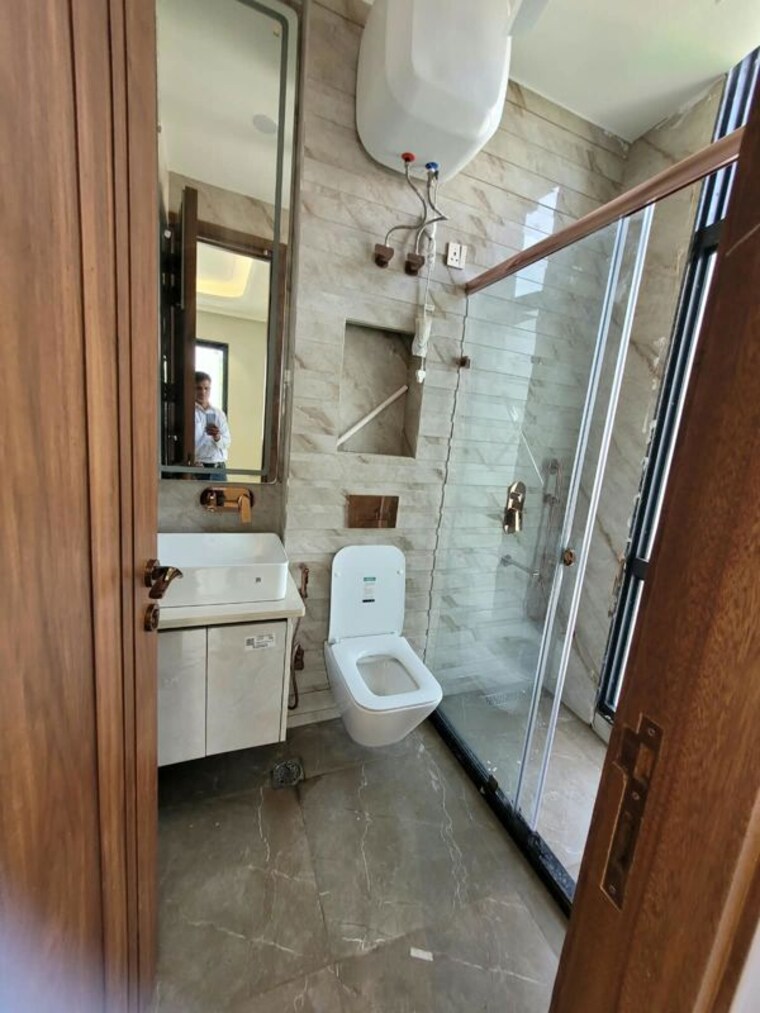 Bathroom, chittaranjan park 3 Bedroom 200 Sq.Yd. Builder Floor In Chittaranjan Park Delhi 10722541