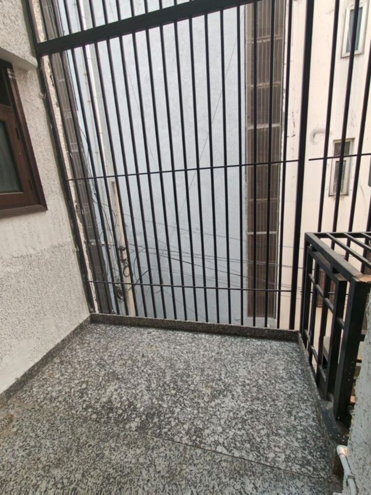 Balcony, kailash colony 3 Bedroom 160 Sq.Yd. Builder Floor In Kailash Colony Delhi 10722540