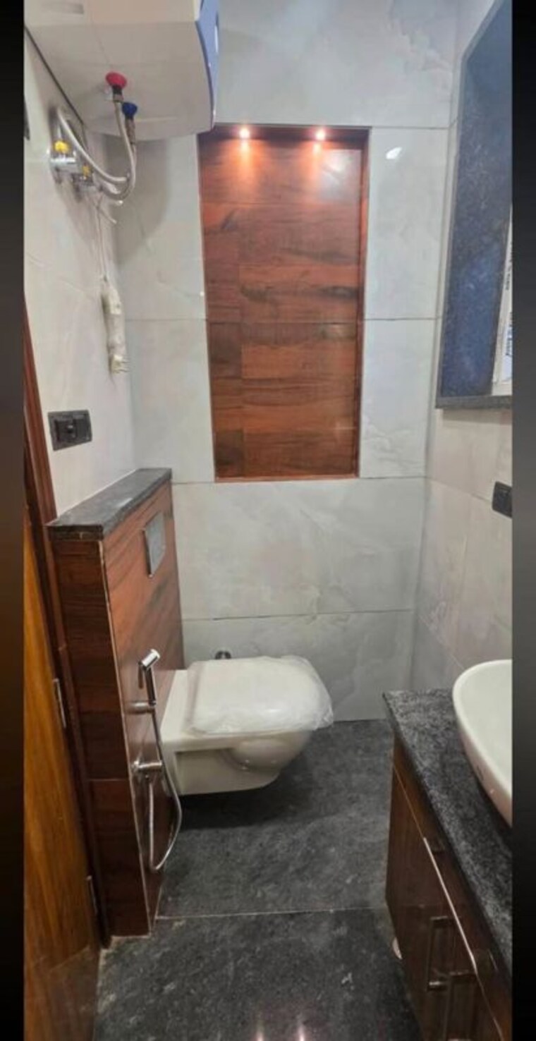 Bathroom, kalkaji 2 Bedroom 1000 Sq.Ft. Builder Floor In Kalkaji Delhi 10722554
