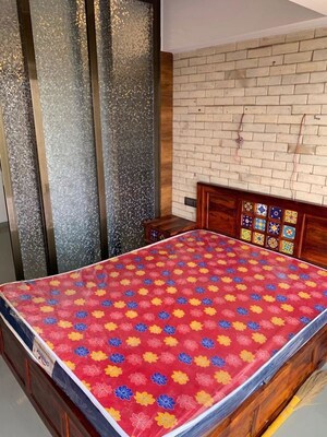 Bedroom in 1 BHK Apartment at Bhaskar Nivas, Yari Road – for Rent