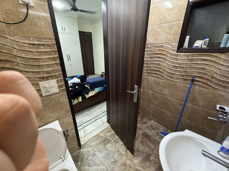 Bathroom, chittaranjan park 3 Bedroom 1600 Sq.Ft. Builder Floor In Chittaranjan Park Delhi 10722617