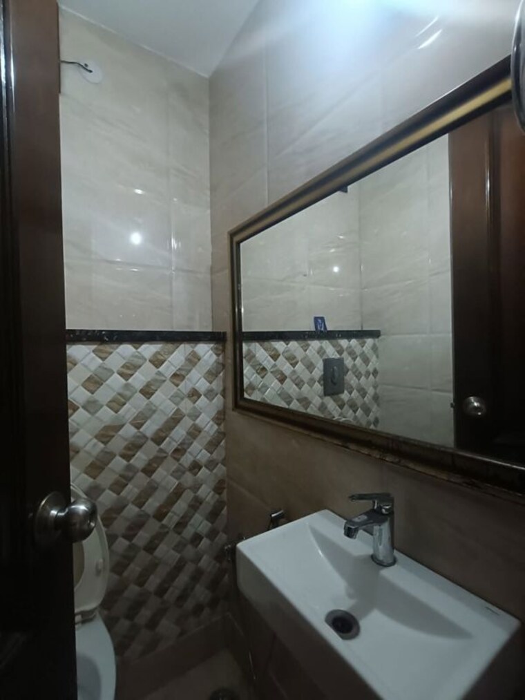 Attached Bathroom, greater kailash i 3 Bedroom 220 Sq.Yd. Builder Floor In Greater Kailash I Delhi 10722655