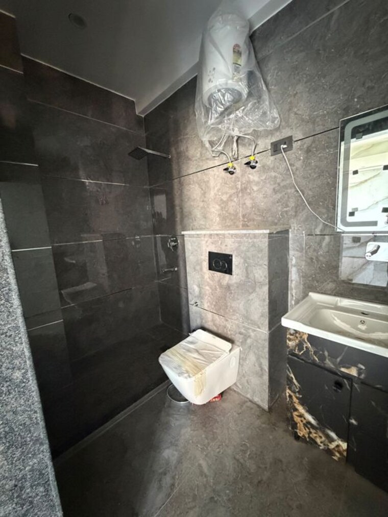 Bathroom, sector 51 3 Bedroom 350 Sq.Yd. Builder Floor In Sector 51 Gurgaon 10722712