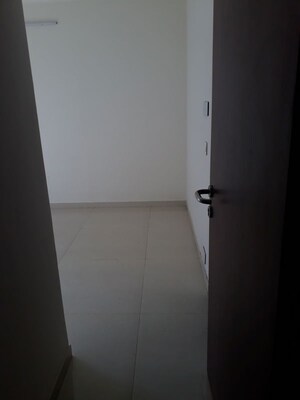 Room in 2 BHK Apartment at Kalpataru Primus Residence, Santacruz East – for Rent
