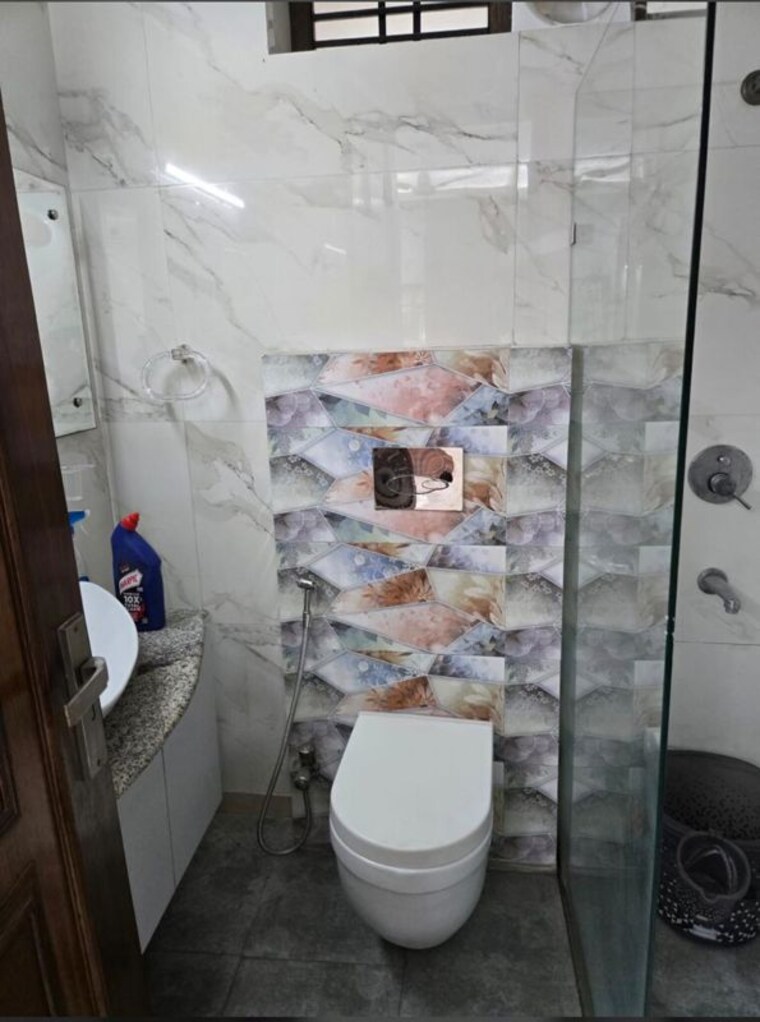 Bathroom, lajpat nagar 3 Bedroom 1800 Sq.Ft. Builder Floor In Lajpat Nagar Delhi 10722830