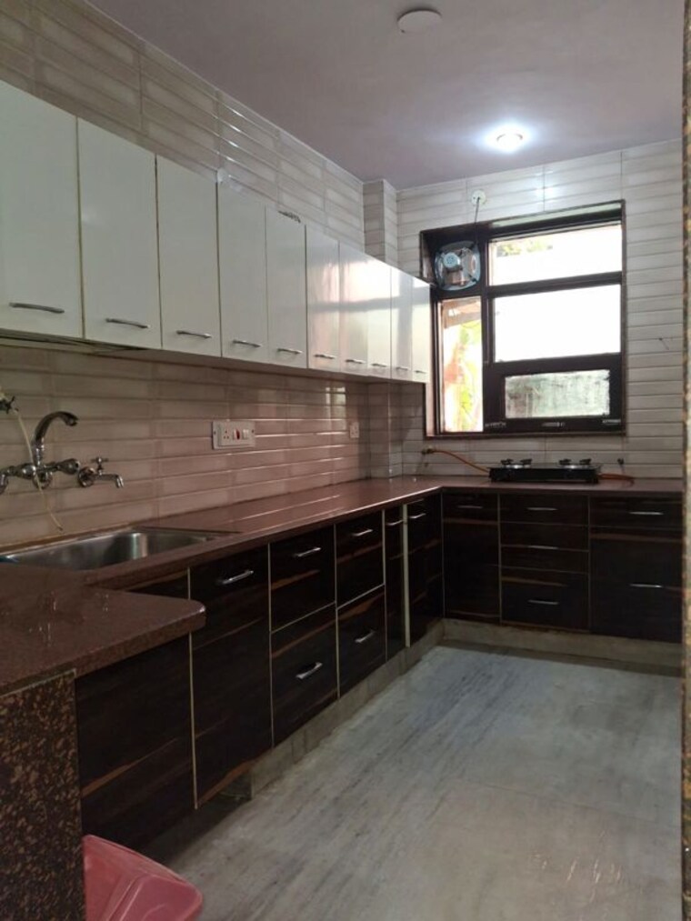 Kitchen, paschim vihar 2 Bedroom 100 Sq.Yd. Builder Floor In Paschim Vihar Delhi 10722829