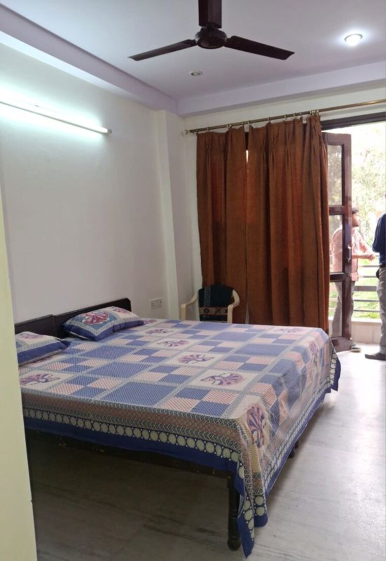 Bedroom, paschim vihar 2 Bedroom 100 Sq.Yd. Builder Floor In Paschim Vihar Delhi 10722829