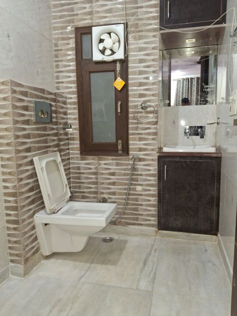 Bathroom, paschim vihar 2 Bedroom 100 Sq.Yd. Builder Floor In Paschim Vihar Delhi 10722829