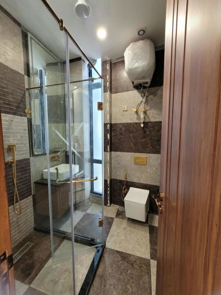 Bathroom, chittaranjan park 3 Bedroom 200 Sq.Yd. Builder Floor In Chittaranjan Park Delhi 10722847