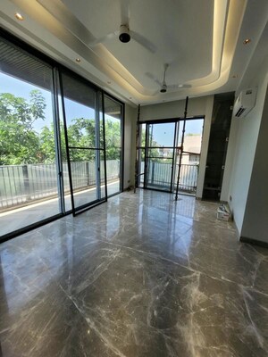 Room in 3 BHK Builder Floor at Chittaranjan Park – for Rent