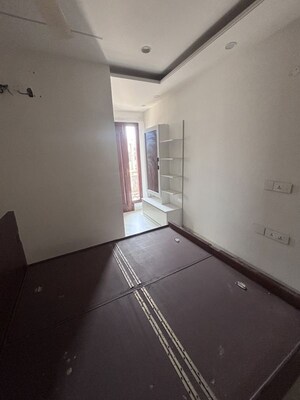 Room in 3 BHK Builder Floor at Sector 40 – for Rent