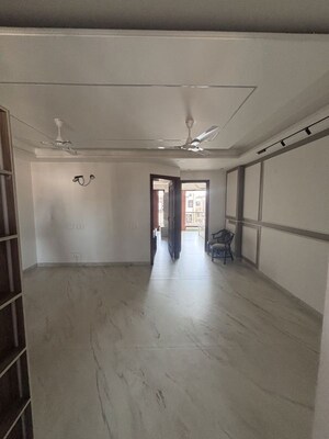 Room in 3 BHK Builder Floor at Sector 40 – for Rent