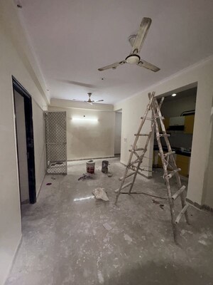 Room in 2 BHK Apartment at JM Florance, Tech Zone 4 Greater Noida – for Rent