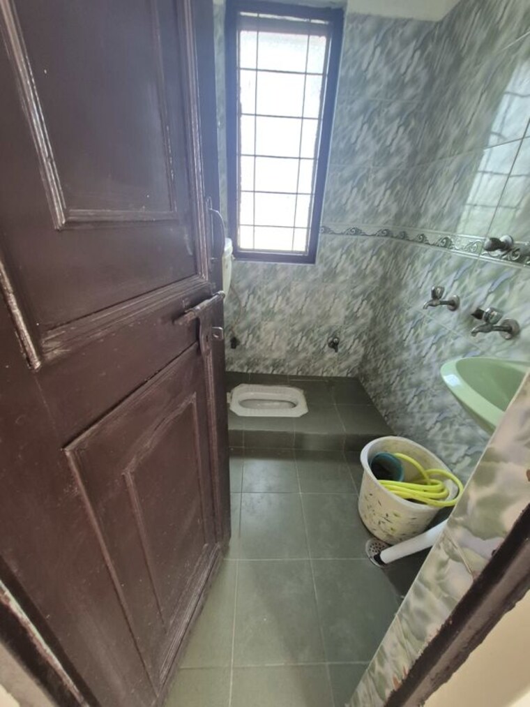 Bathroom, mayur vihar 2 Bedroom 800 Sq.Ft. Apartment In Mayur Vihar Delhi 10722910