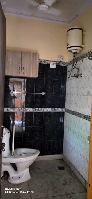Attached Bathroom in 1 BHK Builder Floor at Lajpat Nagar – for Rent