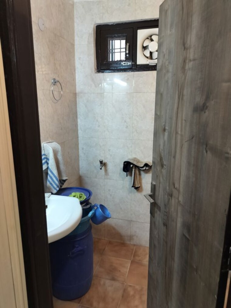 Bathroom, sector 14 dwarka 1 Bedroom 450 Sq.Ft. Apartment In Sector 14 Dwarka Delhi 10722924