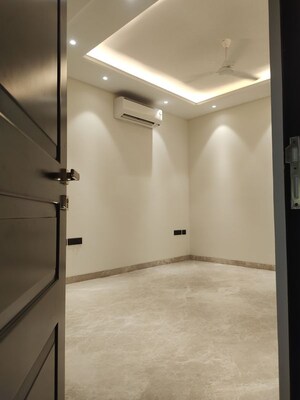 Furnished Amenities in 3 BHK Builder Floor at Greater Kailash I – for Rent