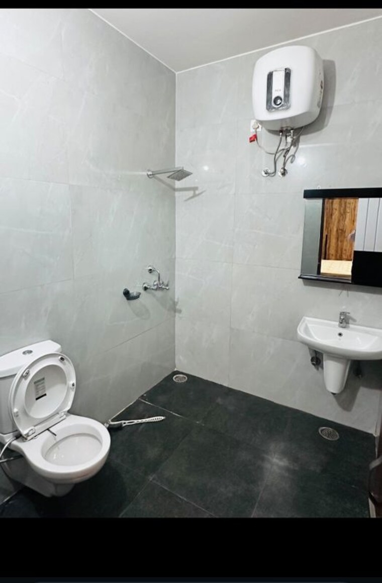 Bathroom, dhakoli 3 Bedroom 130 Sq.Yd. Builder Floor In Dhakoli Zirakpur 10723040