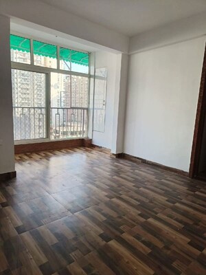 Room in 4 BHK Apartment at Proview Officer City, Raj Nagar Extension – for Rent