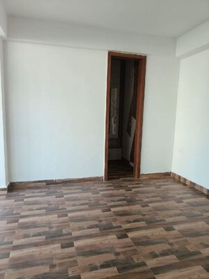Room in 4 BHK Apartment at Proview Officer City, Raj Nagar Extension – for Rent