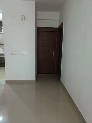 Room in 4 BHK Apartment at Proview Officer City, Raj Nagar Extension – for Rent