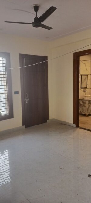 Building Lobby in 3 BHK Builder Floor at BPTP Parkland Pride Phase 2, Sector 77 – for Rent