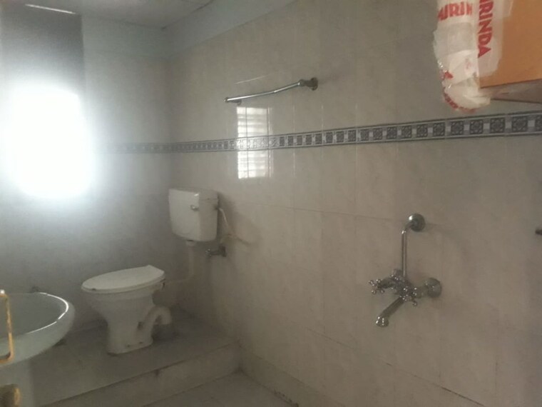 Bathroom, raj-ganga-surya-enclave 3.5 Bedroom 1500 Sq.Ft. Apartment In Indira Nagar Lucknow 10723072