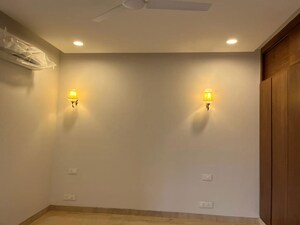 Room in 3 BHK Builder Floor at Defence Colony – for Rent