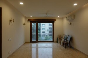Room in 3 BHK Builder Floor at Defence Colony – for Rent