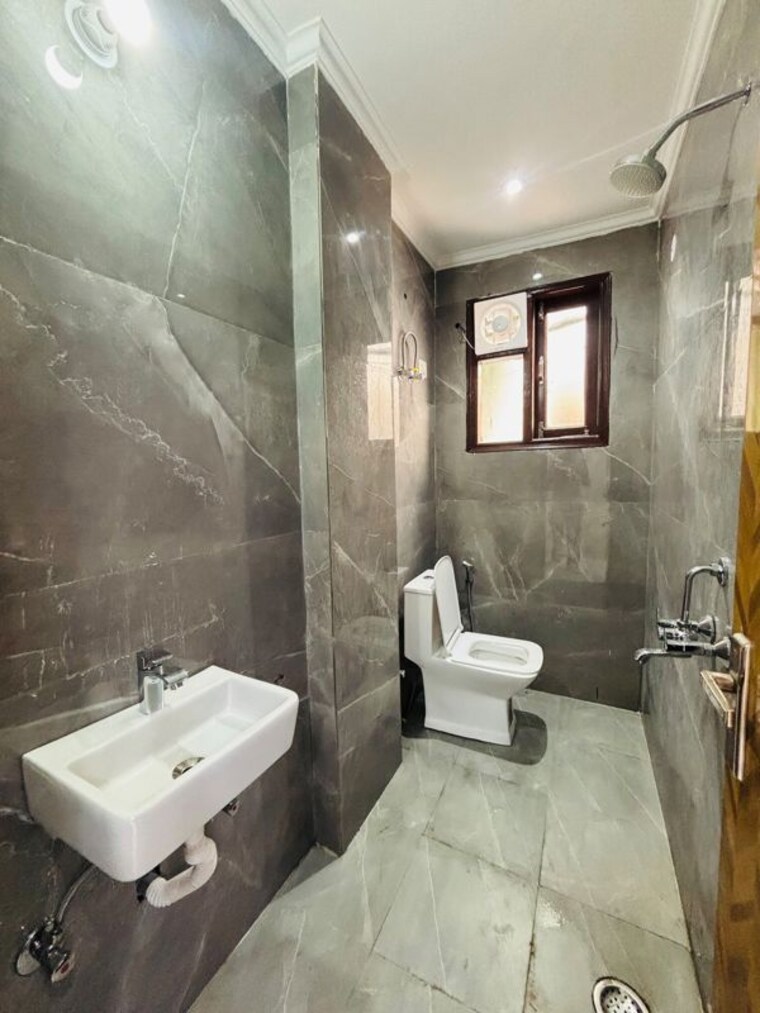 Bathroom, maidan garhi 2 Bedroom 700 Sq.Ft. Apartment In Maidan Garhi Delhi 10723230
