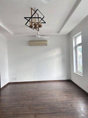 Room in 3 BHK Builder Floor at Sector 21 – for Rent
