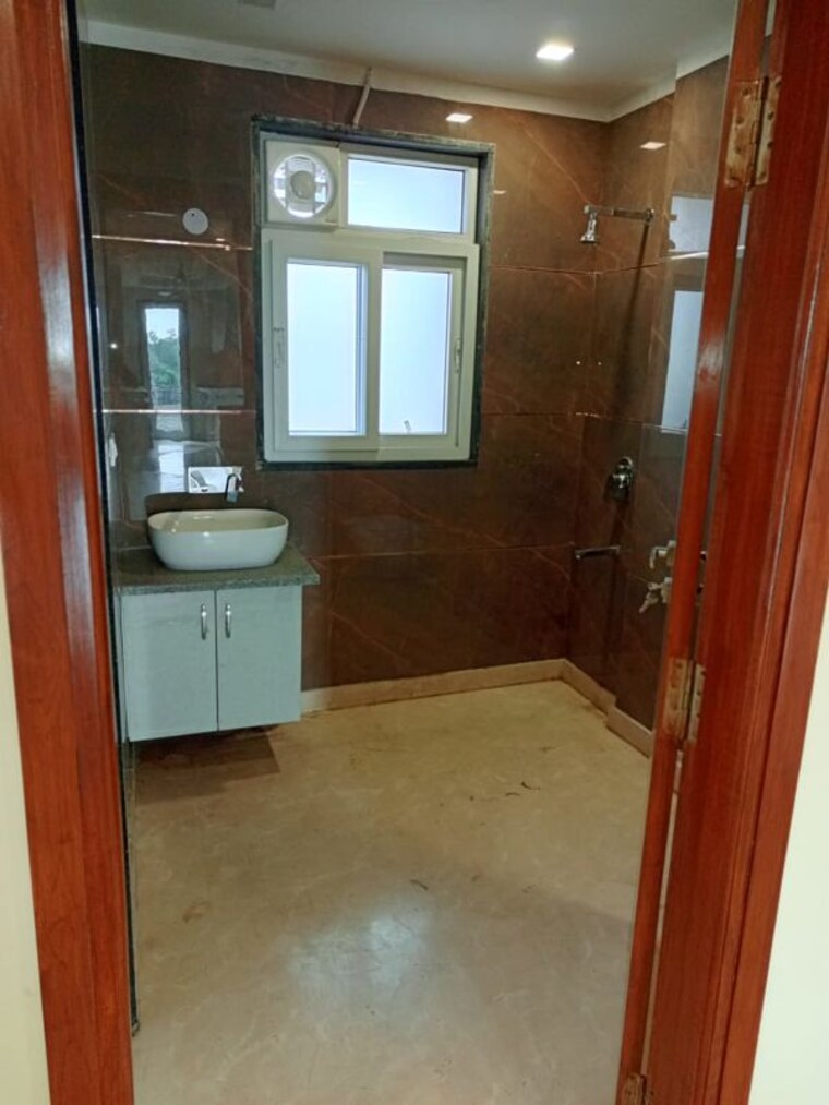 Bathroom, new rajinder nagar 3 Bedroom 200 Sq.Yd. Builder Floor In New Rajinder Nagar Delhi 10723358