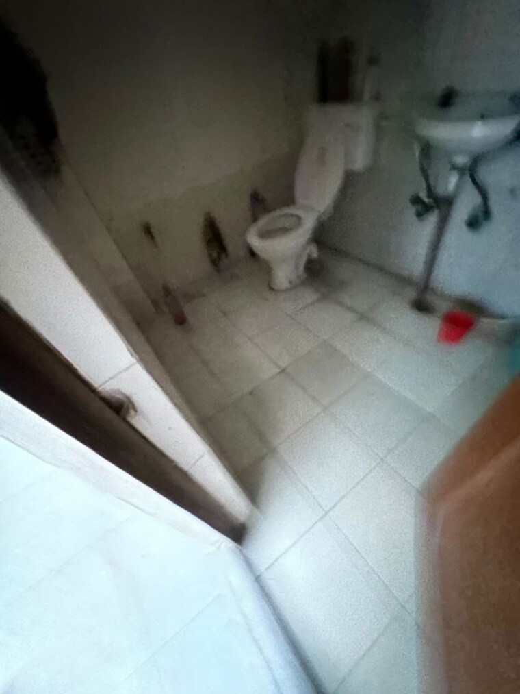 Bathroom, sector 16 1 RK 400 Sq.Ft. Independent House In Sector 16 Faridabad 10723364