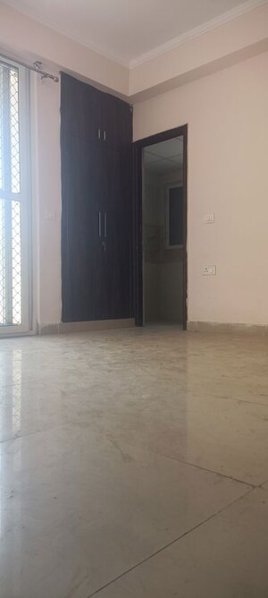 Room in 3 BHK Apartment at Amrapali Kingswood, Sector 4 Greater Noida – for Sale