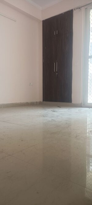 Room in 3 BHK Apartment at Amrapali Kingswood, Sector 4 Greater Noida – for Sale