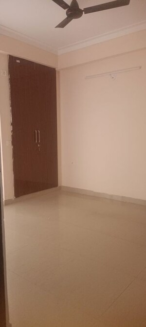 Room in 3 BHK Apartment at Amrapali Kingswood, Sector 4 Greater Noida – for Rent