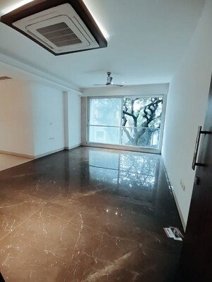 Room in 3 BHK Apartment at Pushpak CHS Santacruz, Santacruz West – for Rent