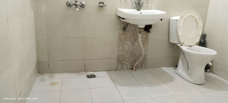 Bathroom, pandey-complex 3 Bedroom 3350 Sq.Ft. Penthouse In Nishat Ganj Lucknow 10723694