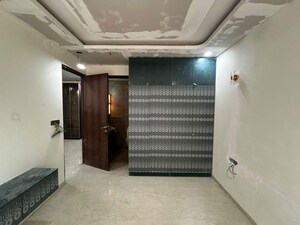 Room in 3 BHK Apartment at Transcon Triumph Tower, Andheri West – for Rent